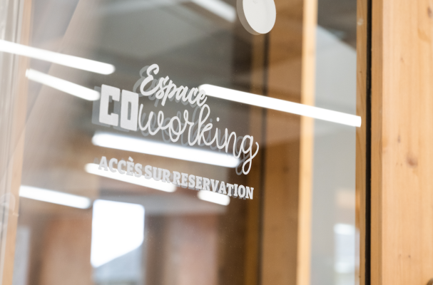 Porte vitrée avec inscription "Espace Coworking - Accès sur réservation".