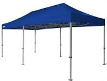 Tente bleue avec structure métallique et piquets.