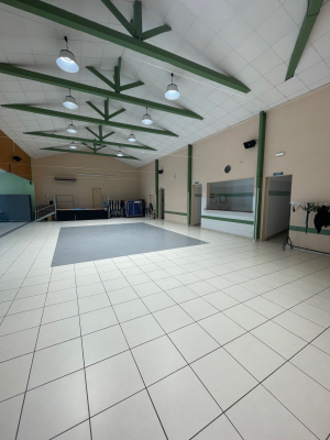 Salle blanche, carrelée, avec bancs et équipement médical.