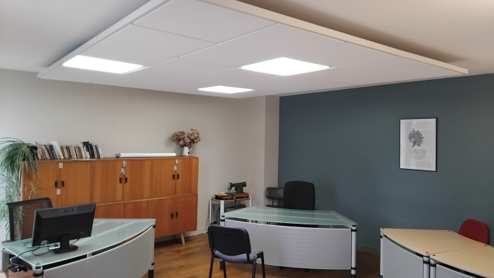 Bureau avec meubles, ordinateur, chaises, table de conférence et classeurs.