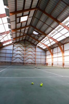 Court de tennis intérieur avec balles.