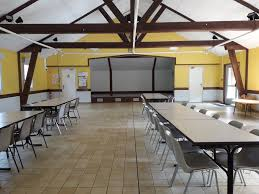 Salle de classe avec tables, chaises, tableau blanc, hors tableau noir.