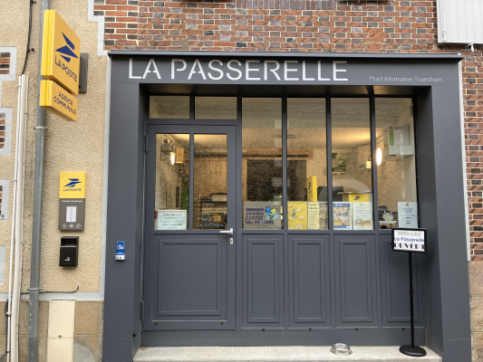 Boutique avec porte, vitrine, enseigne et boîte aux lettres.