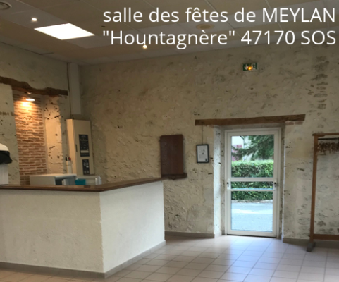 Salle avec comptoir, porte, mur en pierre et équipement de cuisine.