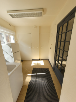 Pièce vide avec climatiseur, tapis et porte vitrée.